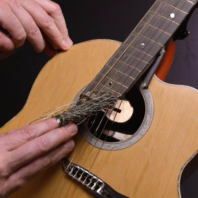 Wymiana strun w gitarze basowej – zasady i triki